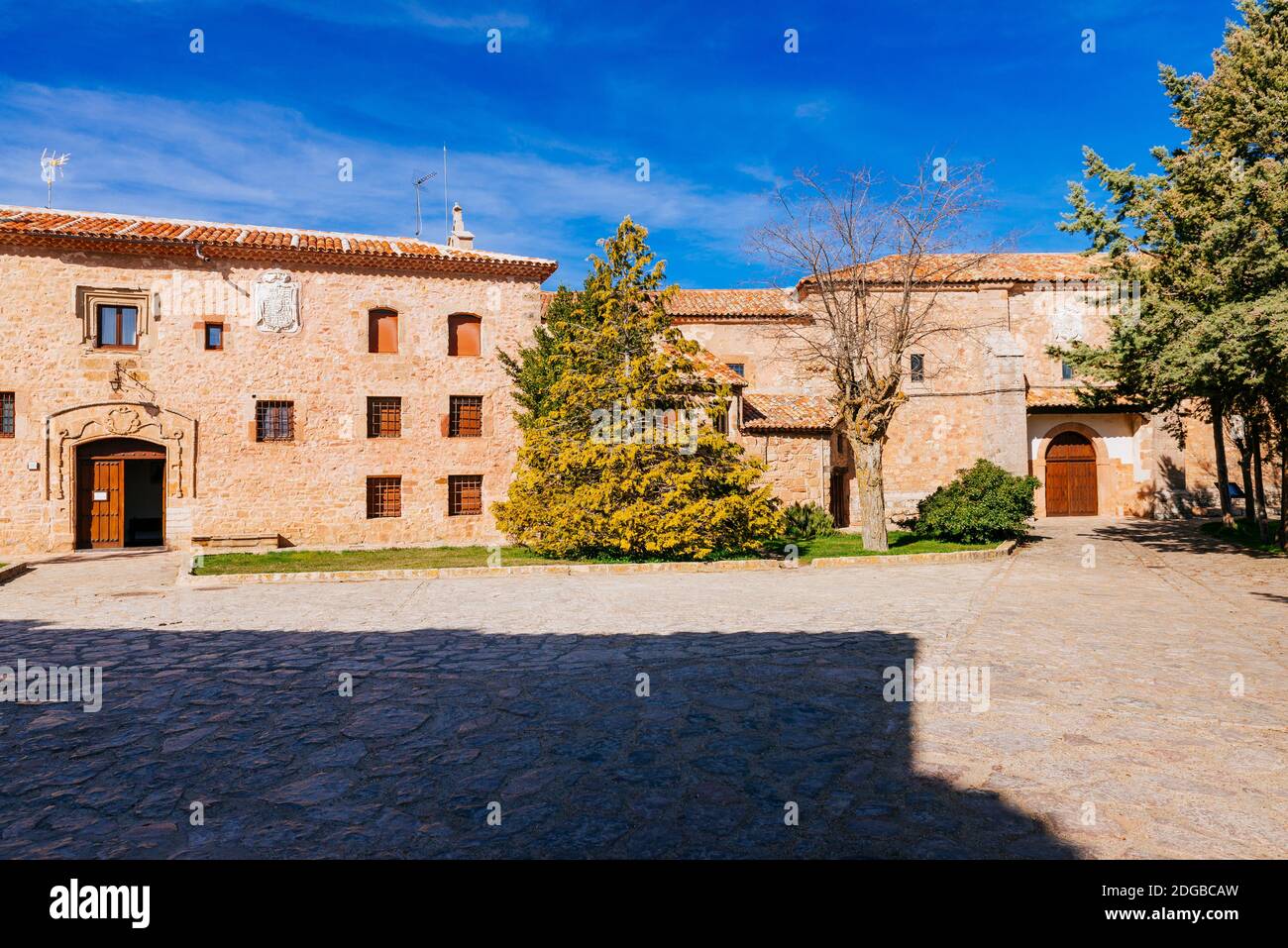 Convento de Santa Isabel - Convento di Santa Isabel (XVI secolo), accanto alla chiesa di San Martín. Medinaceli, Soria, Castilla y León, Spagna, Europa Foto Stock