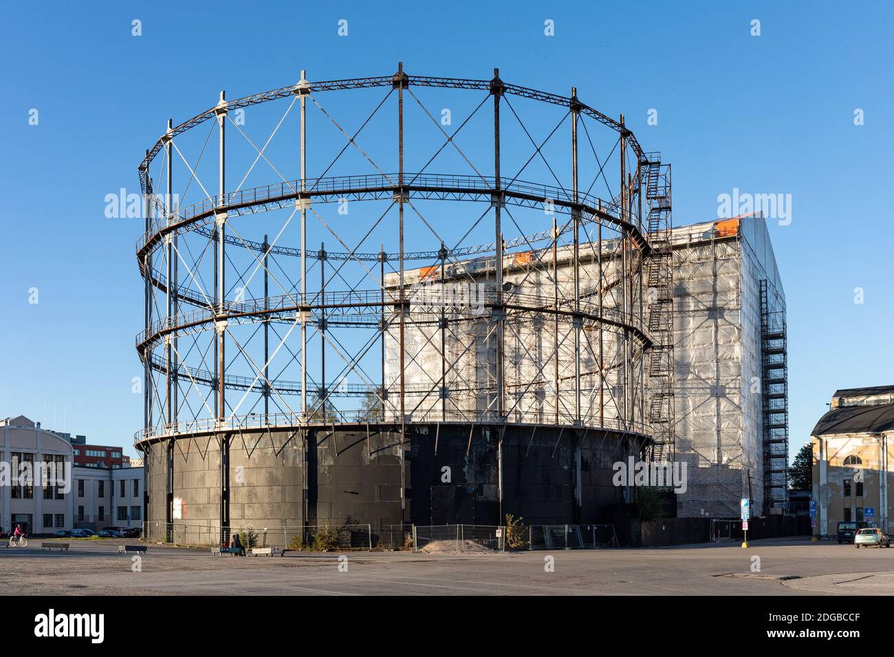 Vecchio gasometro o portatore di gas nel distretto di Suvilahti di Helsinki, Finlandia Foto Stock