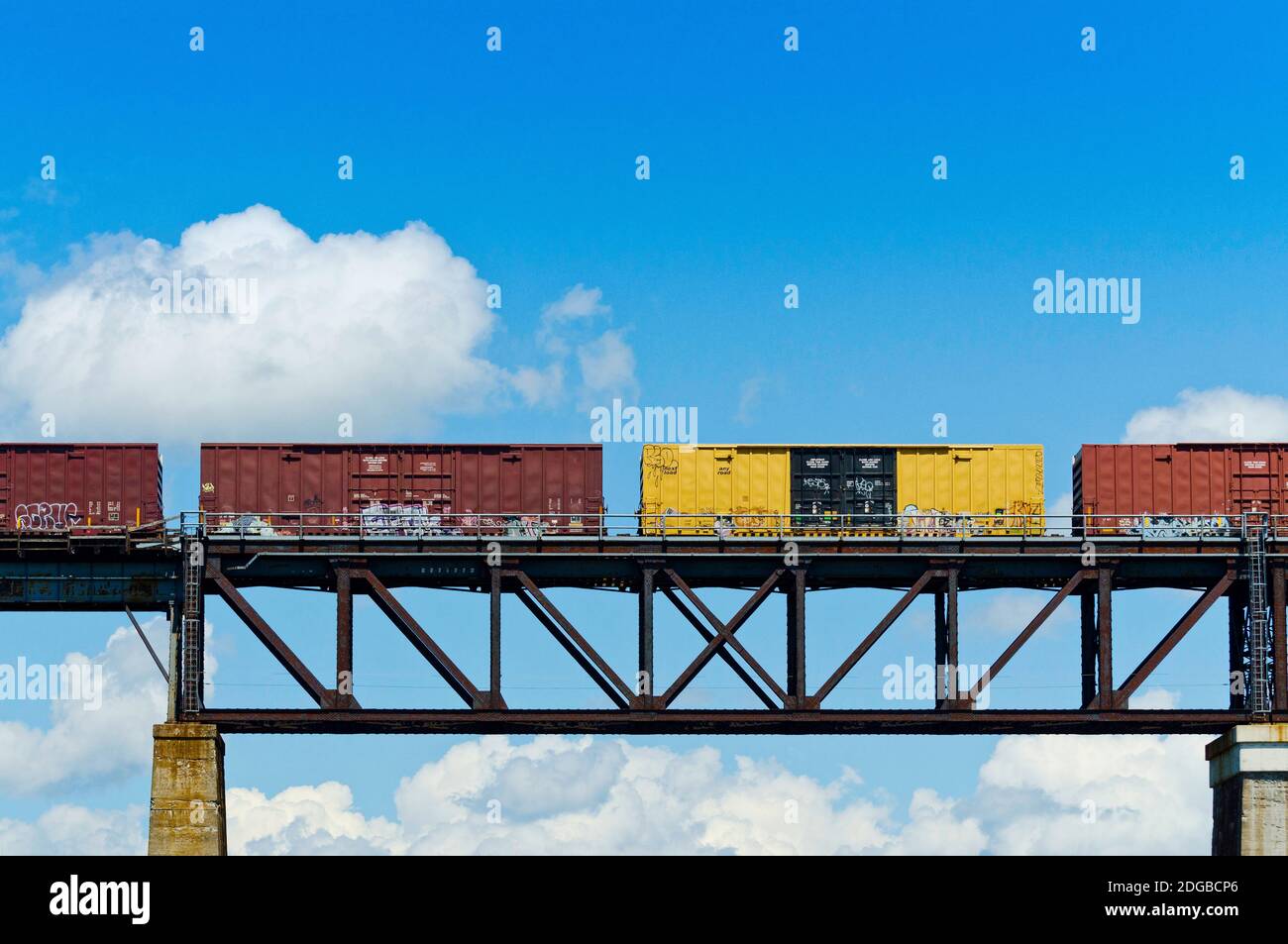 Treno merci che passa sopra un ponte, Ontario, Canada Foto Stock