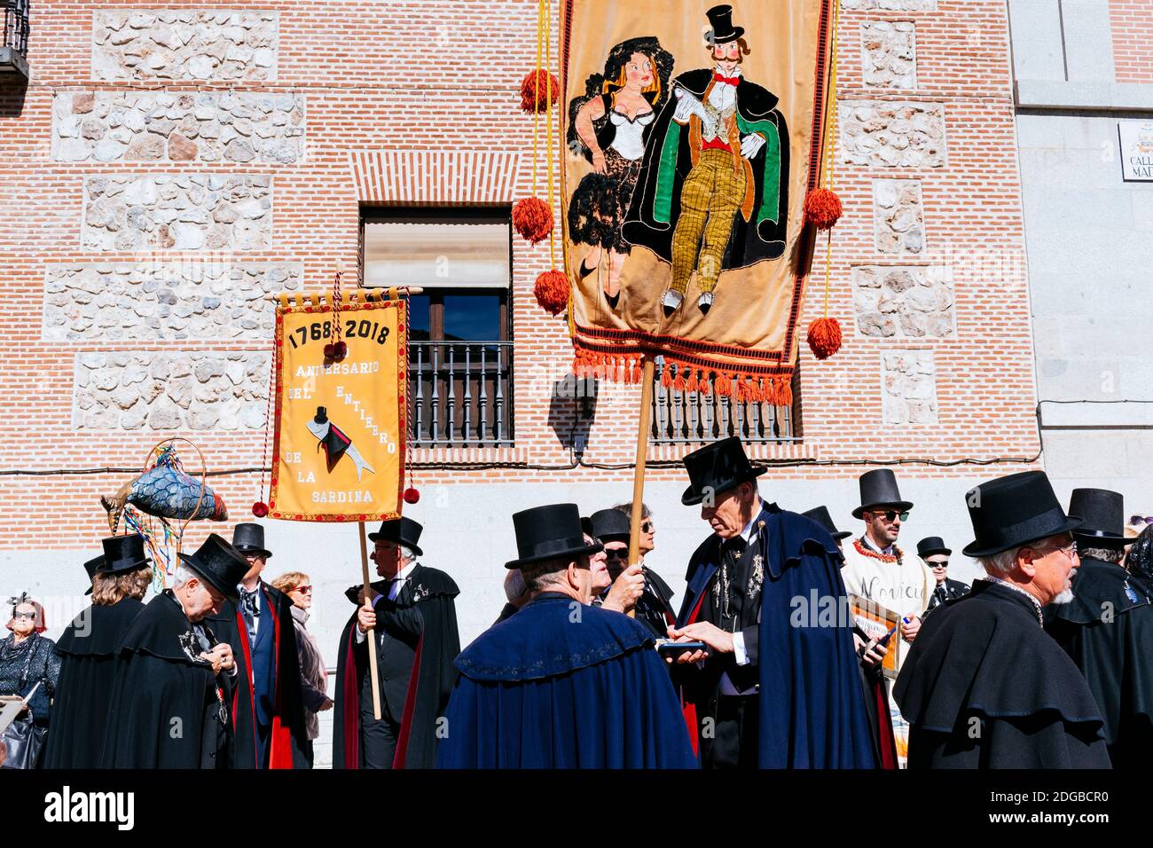 Alegre Cofradía del Entierro de la Sardina-allegra Confraternita del Sepoltura della Sardina. La 'sepoltura della Sardina' è un Celebra cerimonia spagnola Foto Stock