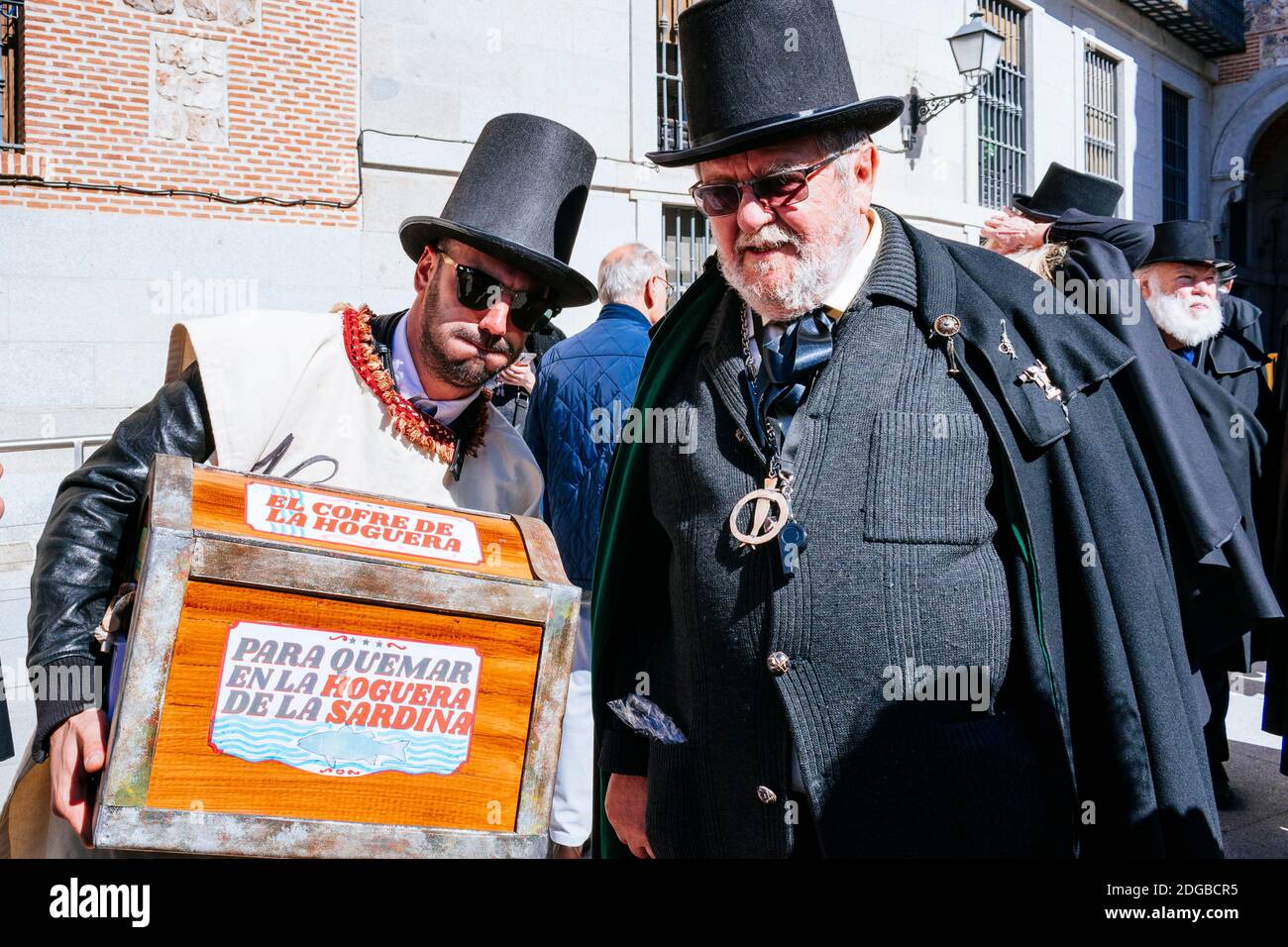 Alegre Cofradía del Entierro de la Sardina-allegra Confraternita del Sepoltura della Sardina. La 'sepoltura della Sardina' è un Celebra cerimonia spagnola Foto Stock