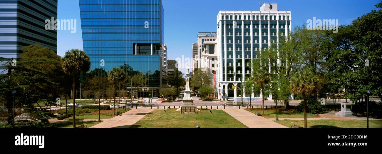 Monumento confederato con edifici sullo sfondo, Columbia, Carolina del Sud, Stati Uniti Foto Stock