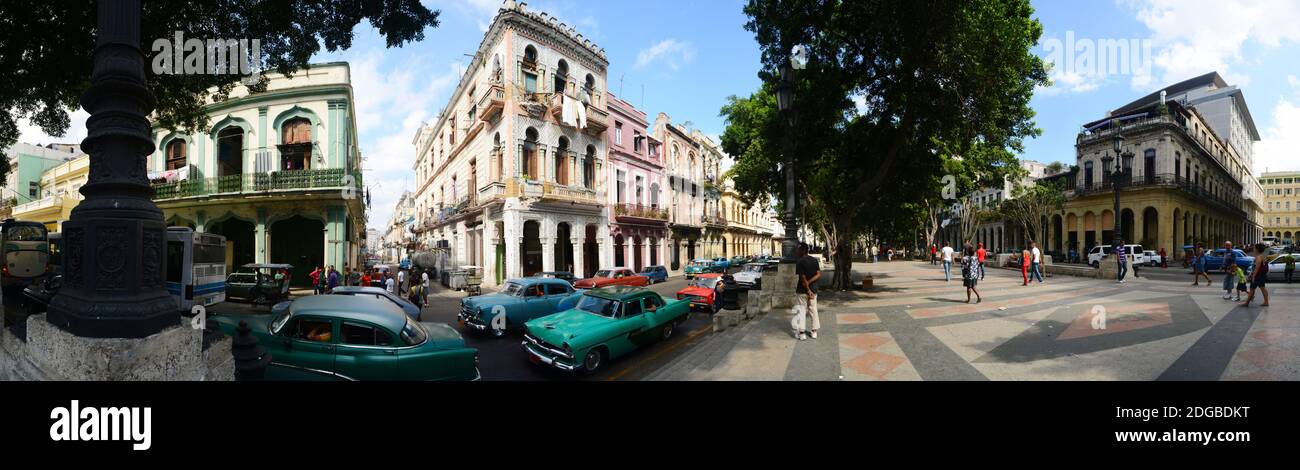 Vecchie auto parcheggiate fuori edifici, l'Avana, Cuba Foto Stock
