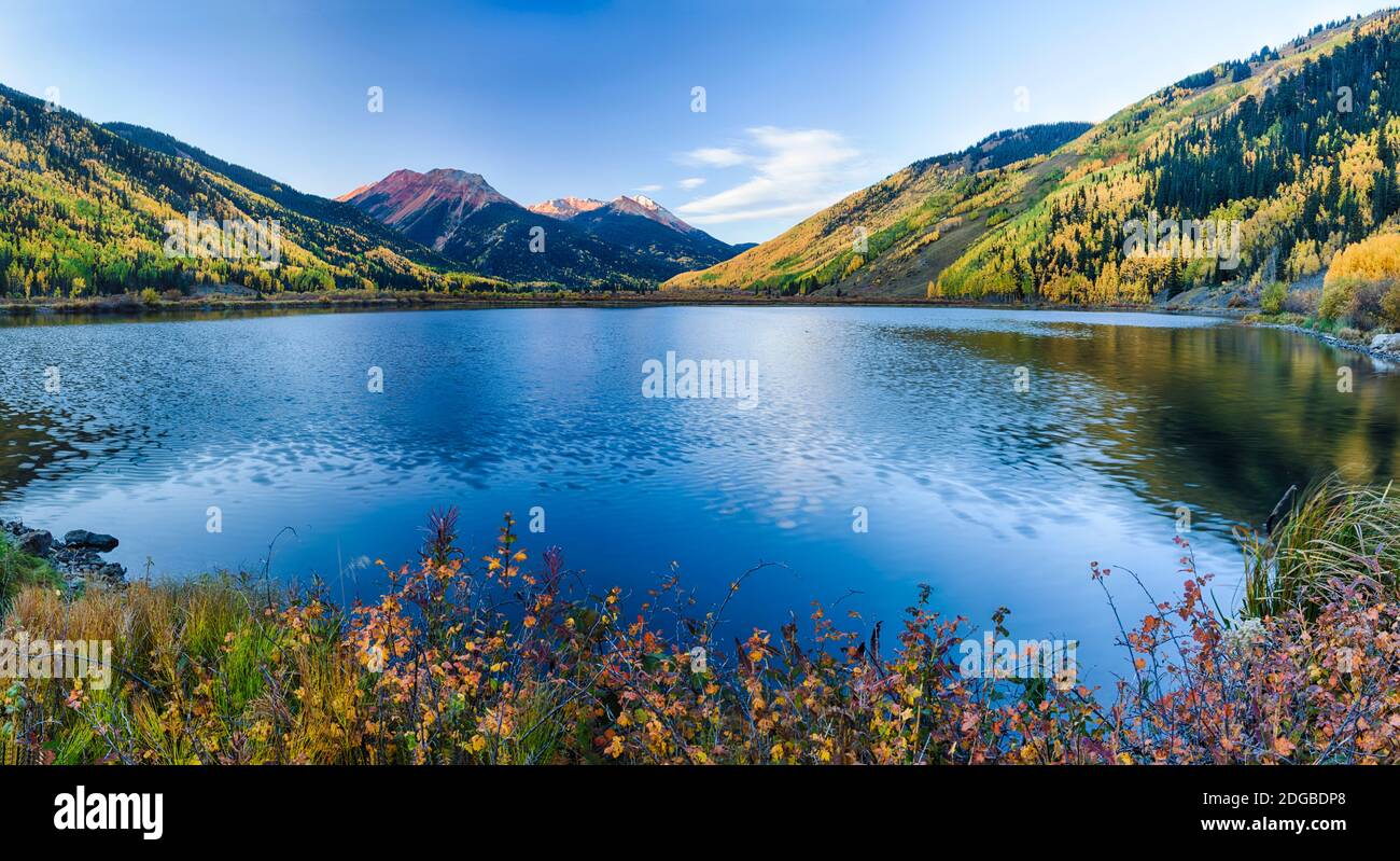 Crystal Lake circondato da montagne, Ironton Park, Million Dollar Highway, Red Mountain, San Juan Mountains, Colorado, Stati Uniti Foto Stock