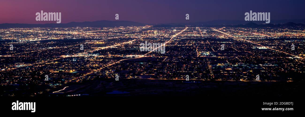 Vista aerea di una città illuminata di notte, Phoenix, Maricopa County, Arizona, Stati Uniti Foto Stock