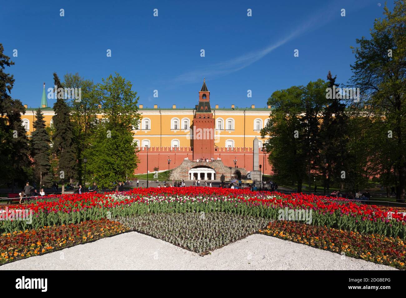 Alexander Garden e le Mura Arsenali, Cremlino, Mosca, Russia Foto Stock