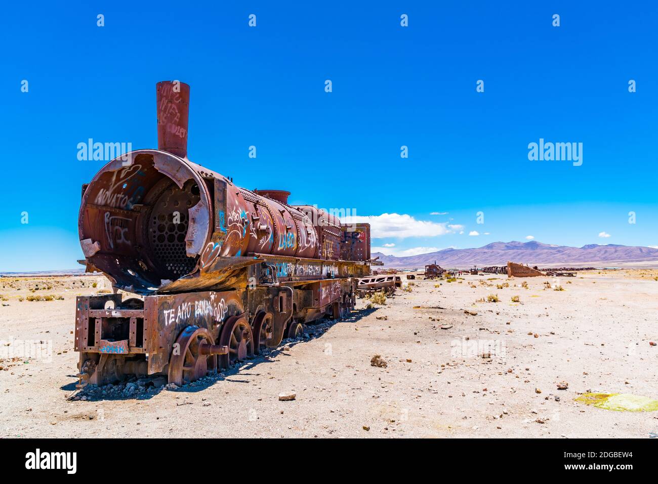 Treno arrugginito nel famoso cimitero dei treni a Salar de Uyuni Foto Stock