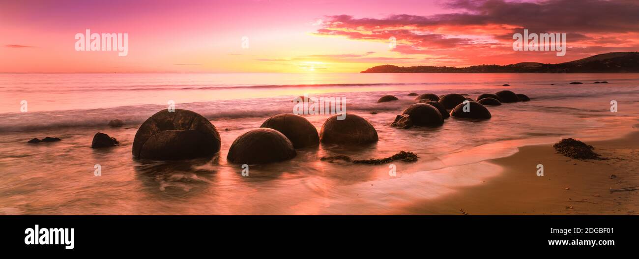 Moeraki Boulders sulla spiaggia all'alba, Moeraki, Otago Regione, Isola del Sud, Nuova Zelanda Foto Stock