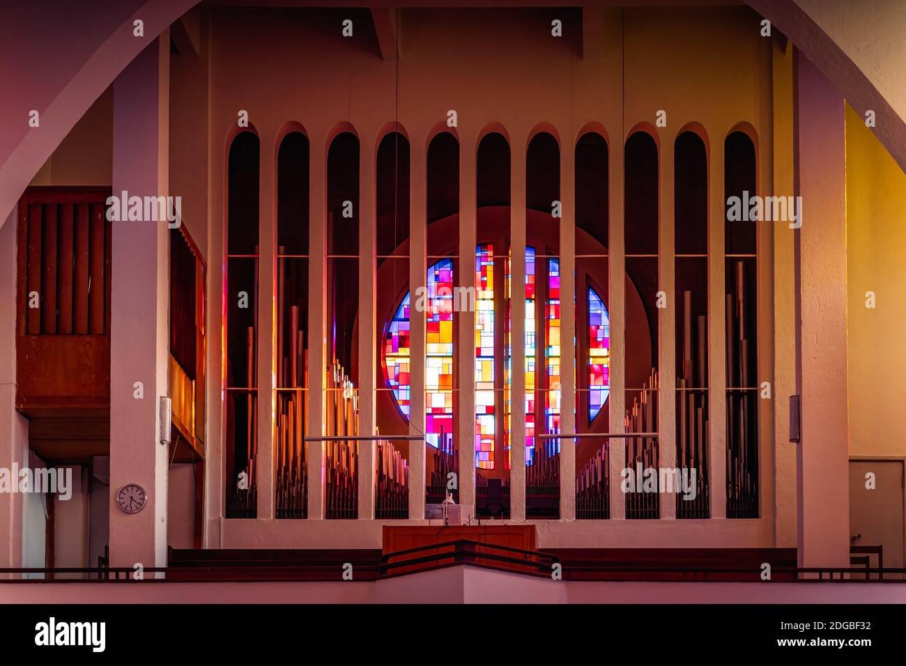 Szczecin, Polonia, giugno 2019 organi di Tall pipe nella Chiesa Cattolica Romana, parrocchia della Sacra Famiglia con vetro rotondo multicolore sullo sfondo Foto Stock