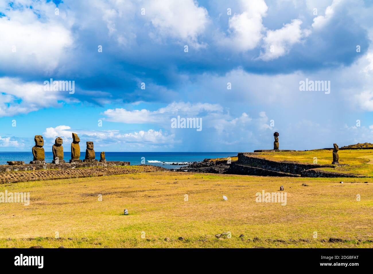 Vista del gruppo di cinque statue Moai Foto Stock