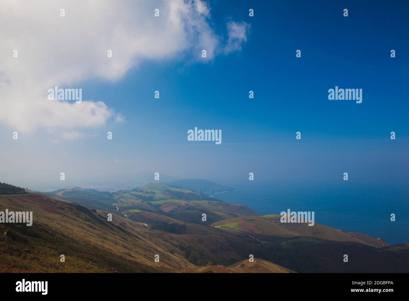 Vista elevata della baia di Biscaglia dalla strada di Jaizkibel, Hondarribia, provincia di Guipuzcoa, Regione Basca dei Paesi, Spagna Foto Stock