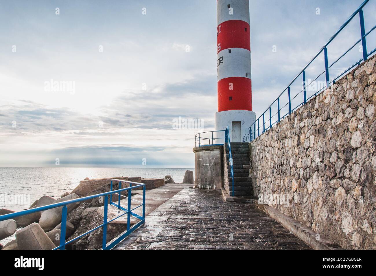 Faro di Port-la-Nouvelle in rosso e bianco su cielo nuvoloso Foto Stock