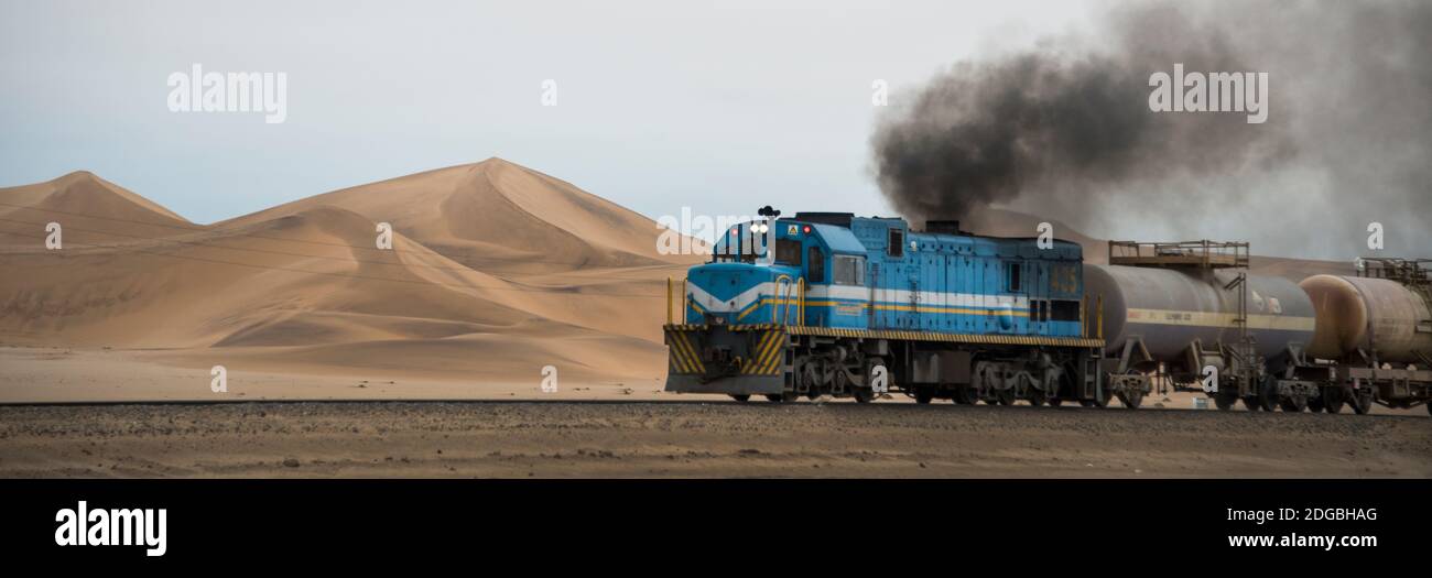 Dune e treno, Walvis Bay, Namibia Foto Stock