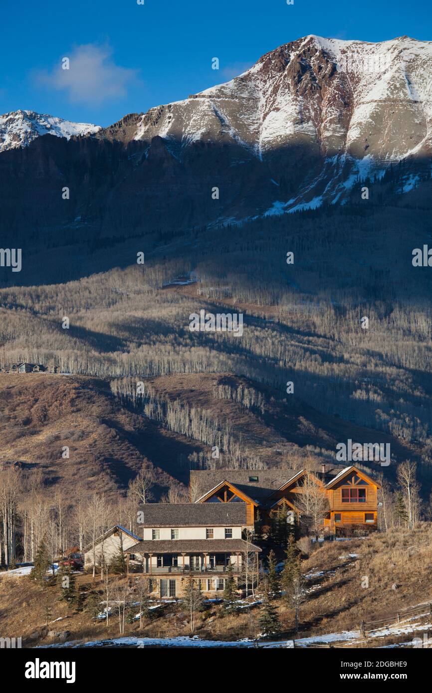 Vista elevata degli appartamenti da sci del Mountain Village, Telluride, Colorado, USA Foto Stock
