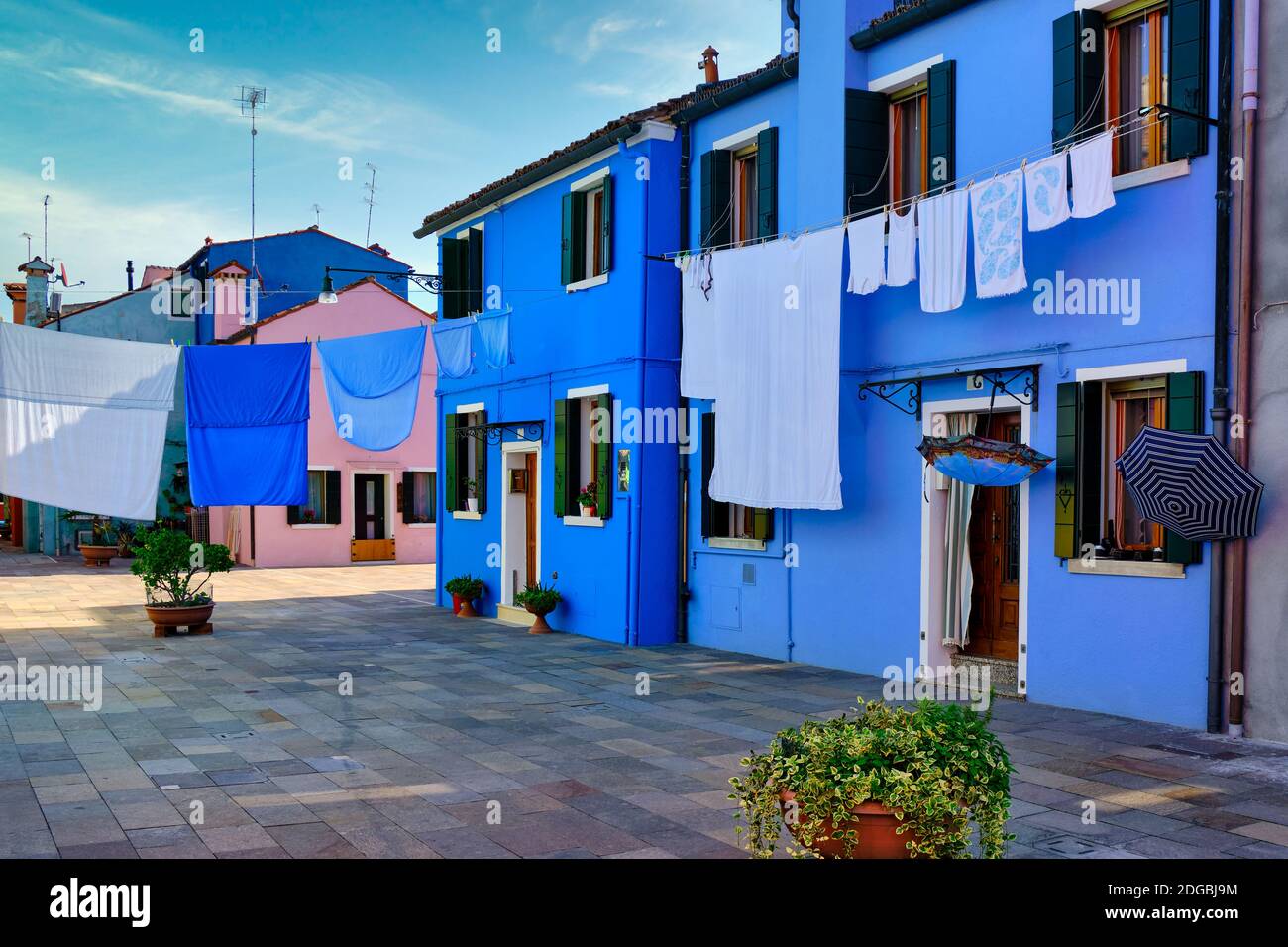 L'isola di Burano, vicino a Venezia, famosa per le sue graziose case di pescatori multicolore, per l'asciugatura giornaliera dei bucati, per i canali e i ristoranti, è una magne Foto Stock