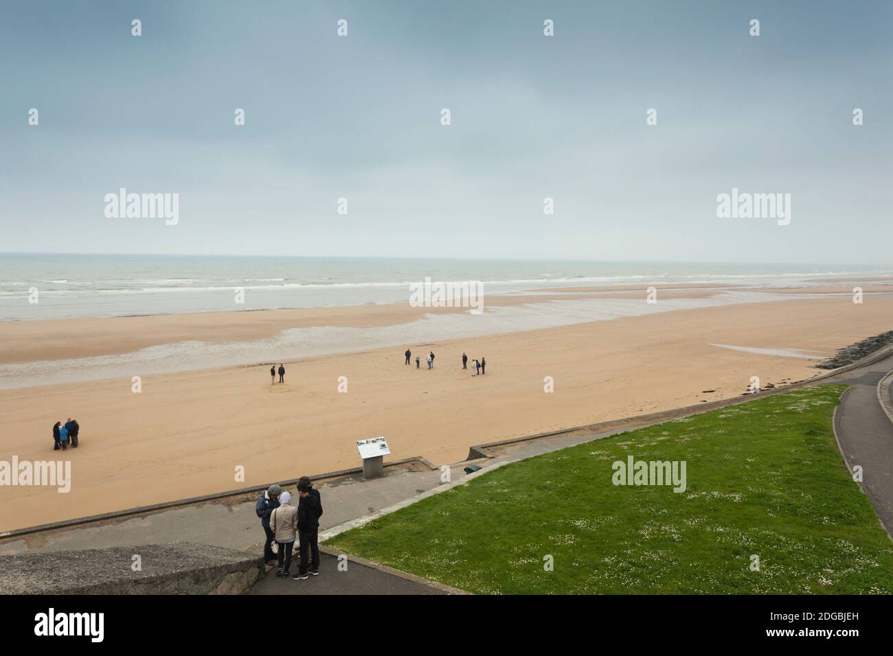 Turisti sulla spiaggia, Omaha Beach, Saint-Laurent-sur-Mer, D-Day Beaches Area, Calvados, Normandia, Francia Foto Stock