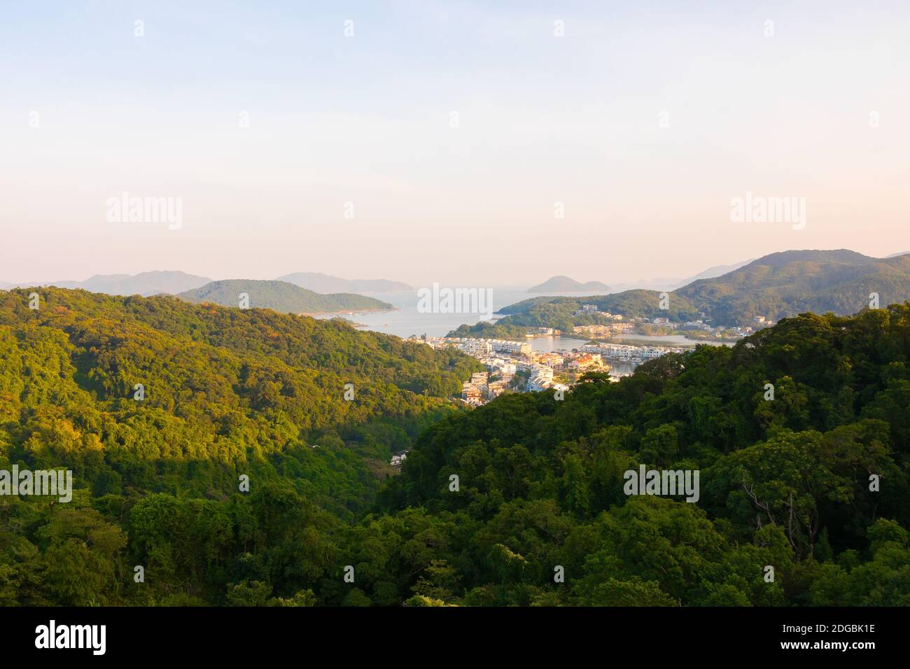 Vista di Sai Kung (nuovi territori), Hong Kong, Asia. Le isole HK possono essere viste sullo sfondo. Bellissimo paesaggio cinese in una giornata soleggiata e limpida. Foto Stock