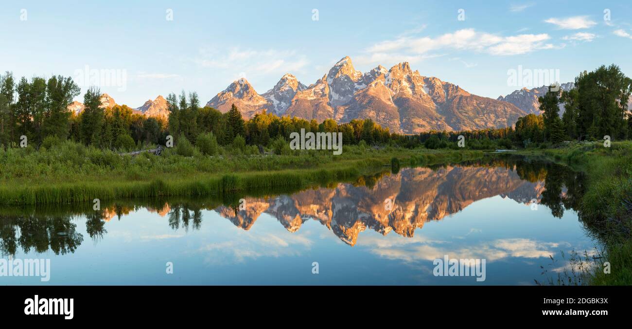 Fiume con Teton Range sullo sfondo, Grand Teton National Park, Wyoming, Stati Uniti Foto Stock
