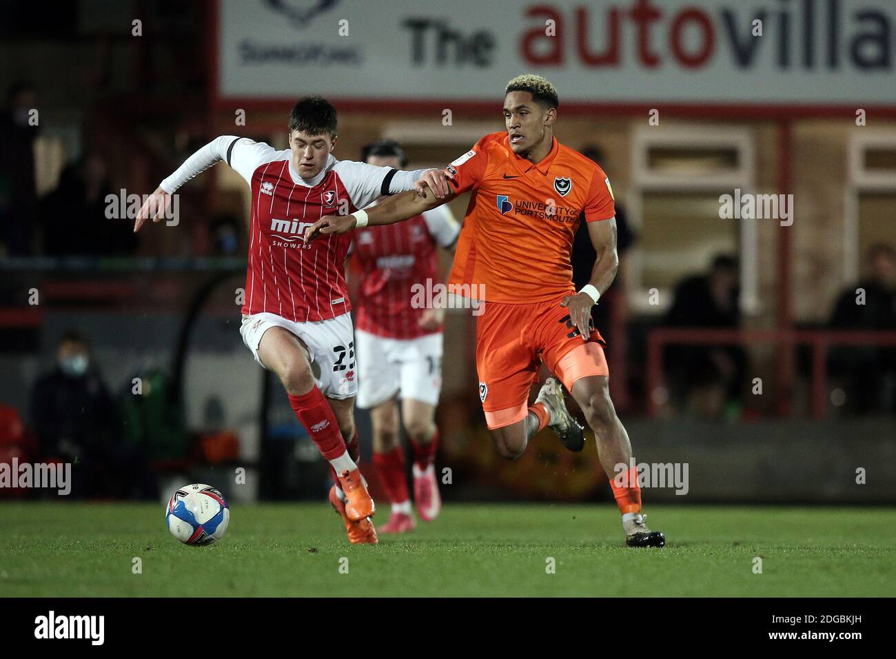 Cheltenham, Regno Unito. 8 dicembre 2020. Haji Mnoga di Portsmouth e Tom Chamberlain di Cheltenham Town durante la partita EFL Trophy tra Cheltenham Town e Portsmouth al Jonny-Rocks Stadium di Cheltenham, Inghilterra, l'8 dicembre 2020. Foto di Dave Peters/prime Media Images. Credit: Prime Media Images/Alamy Live News Foto Stock