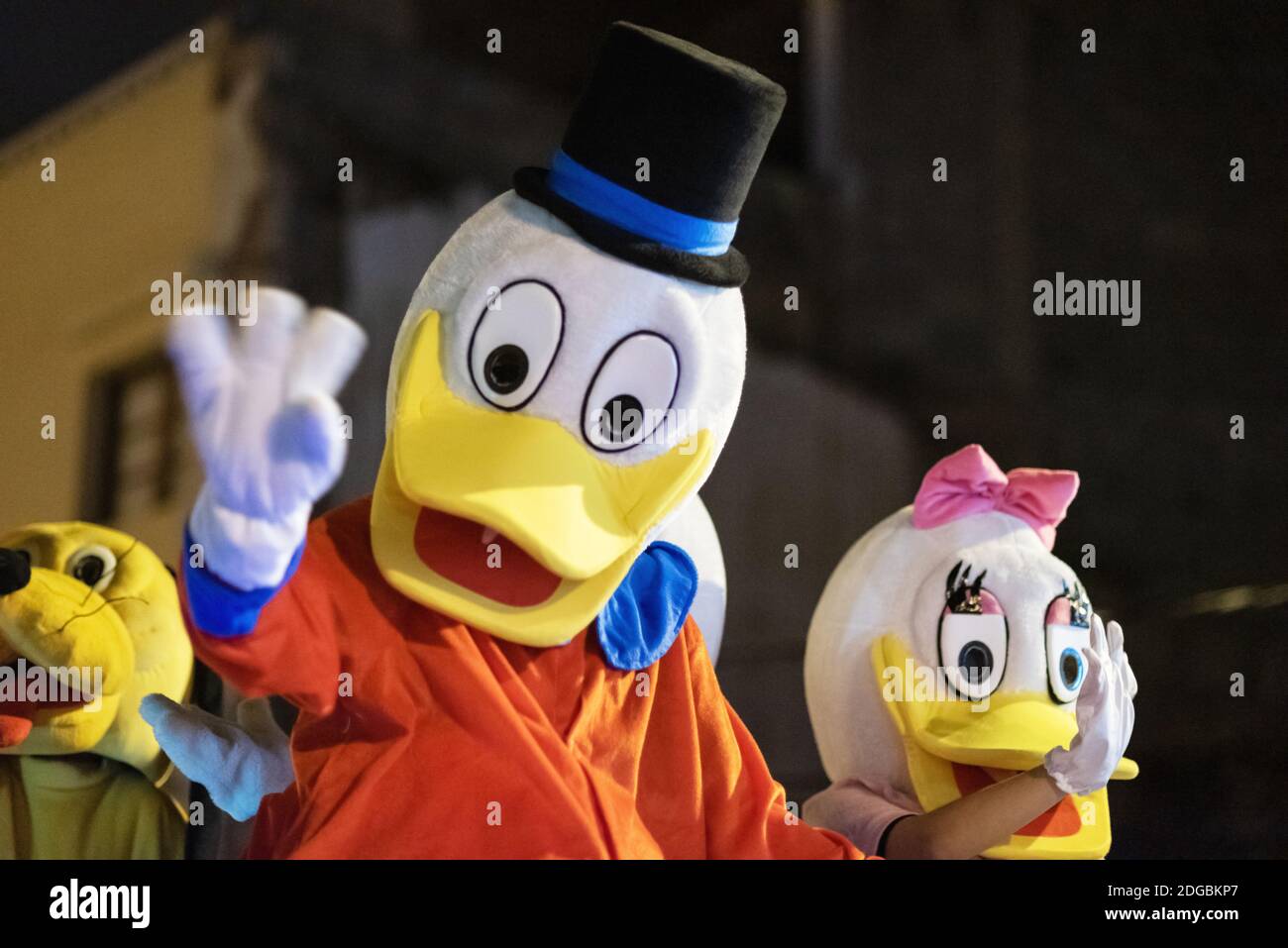 Tenerife, Spagna - 5 gennaio 2019: Personaggi dei cartoni animati  mascherati durante la festa della parata dei tre re. Cabalgata de Reyes  magos Foto stock - Alamy