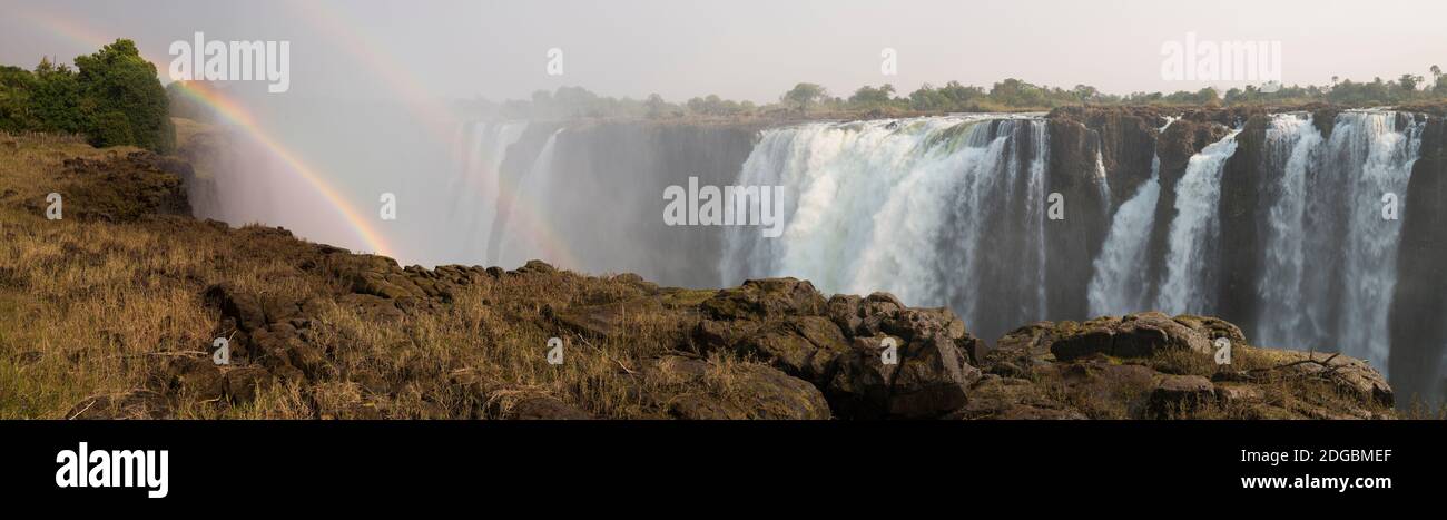 Cascate Victoria con arcobaleno nella nebbia, fiume Zambesi, Zimbabwe Foto Stock