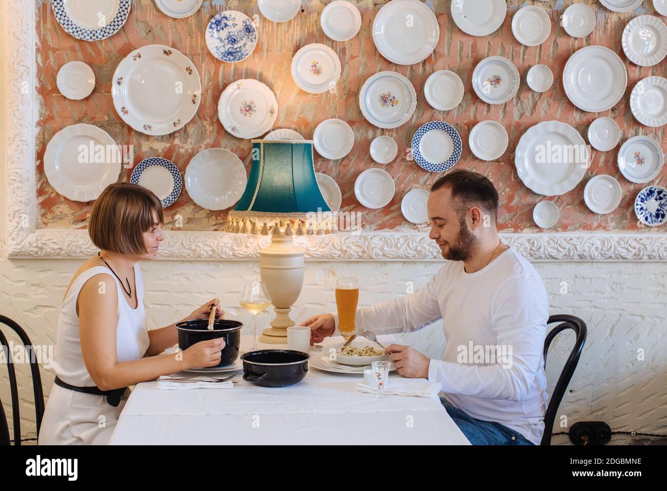 Paio di cenare in un ristorante Foto Stock