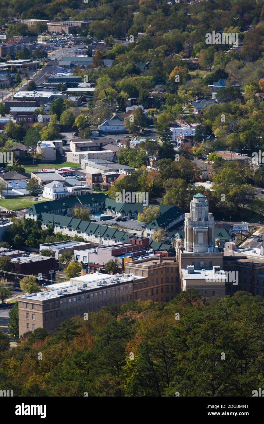 Vista sulla città dalla Hot Springs Mountain Tower, dalle sorgenti termali, dalla contea di Garland, dall'Arkansas, dagli Stati Uniti Foto Stock