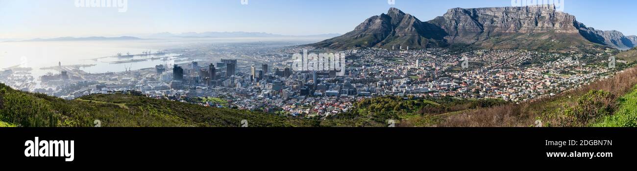 Vista elevata di un paesaggio urbano da Signal Hill, Città del Capo, Provincia del Capo Occidentale, Sud Africa Foto Stock