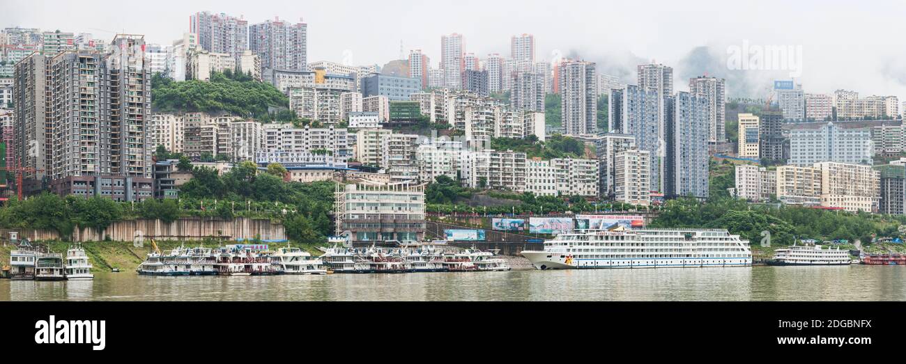 Barche nel fiume Yangtze con grattacieli sullo sfondo, Cina Foto Stock
