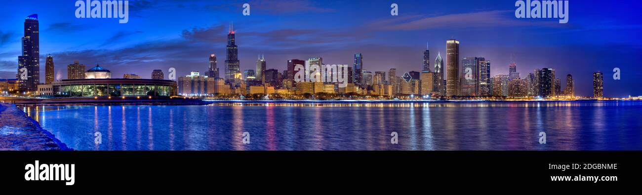 Skylines presso il lungomare di Dusk, Chicago, Cook County, Illinois, Stati Uniti Foto Stock