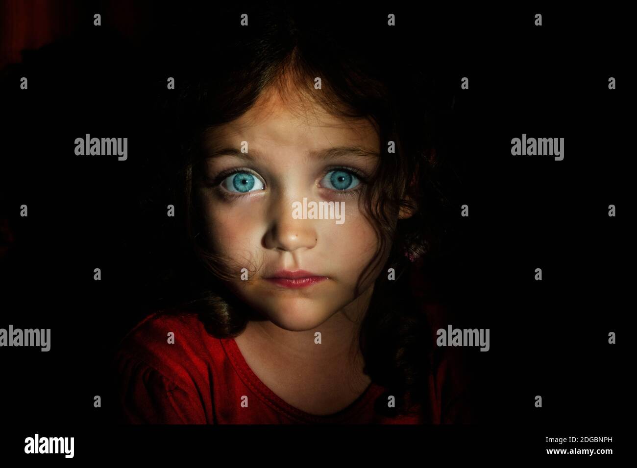 Ritratto di una bellissima ragazza con gli occhi blu Foto Stock