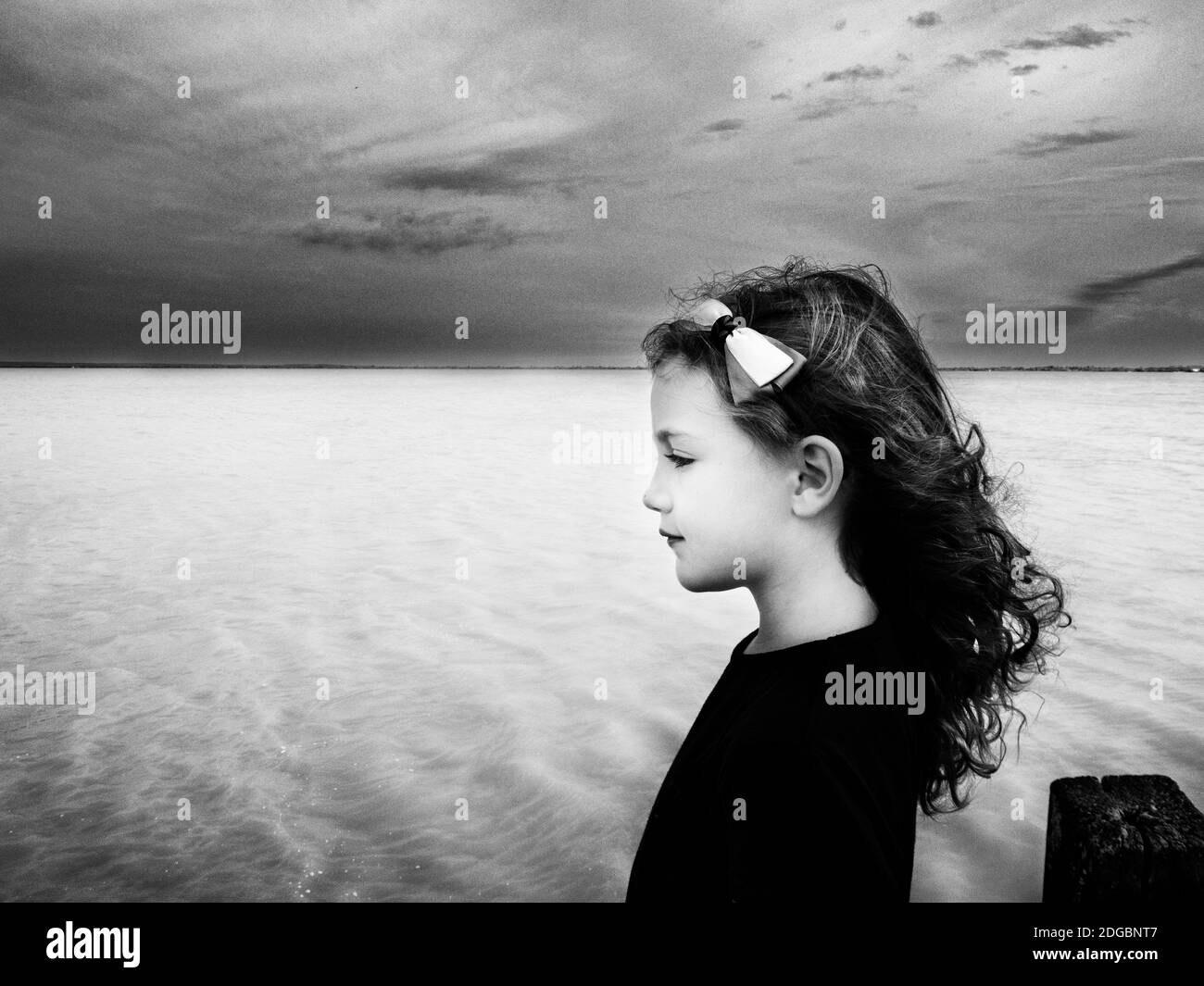 Ritratto di una bella ragazza in piedi vicino al lago Balaton, Balaton Uplands National Park, Ungheria Foto Stock