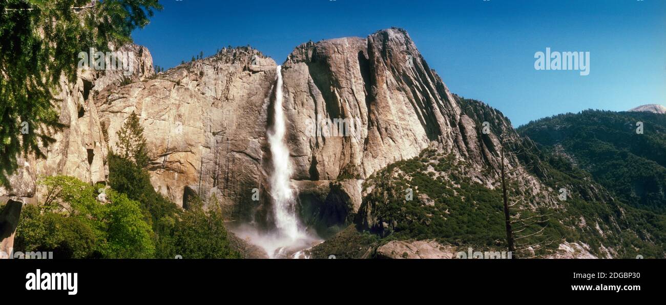 Acqua che cade da rocce in una foresta, Bridalveil Fall, Yosemite Valley, Yosemite National Park, California, Stati Uniti Foto Stock