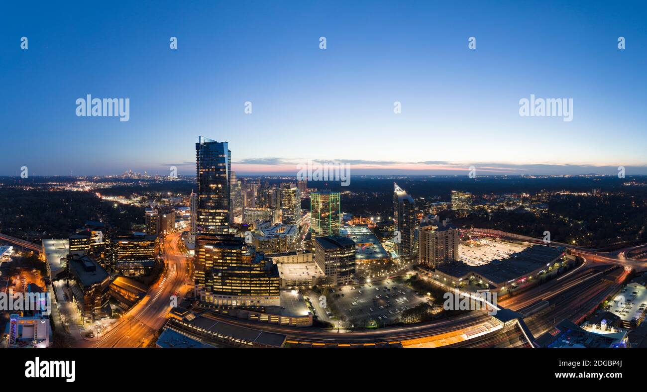 Vista ad alto angolo del quartiere di Buckhead e del centro al tramonto, Atlanta, Fulton County, Georgia, Stati Uniti Foto Stock
