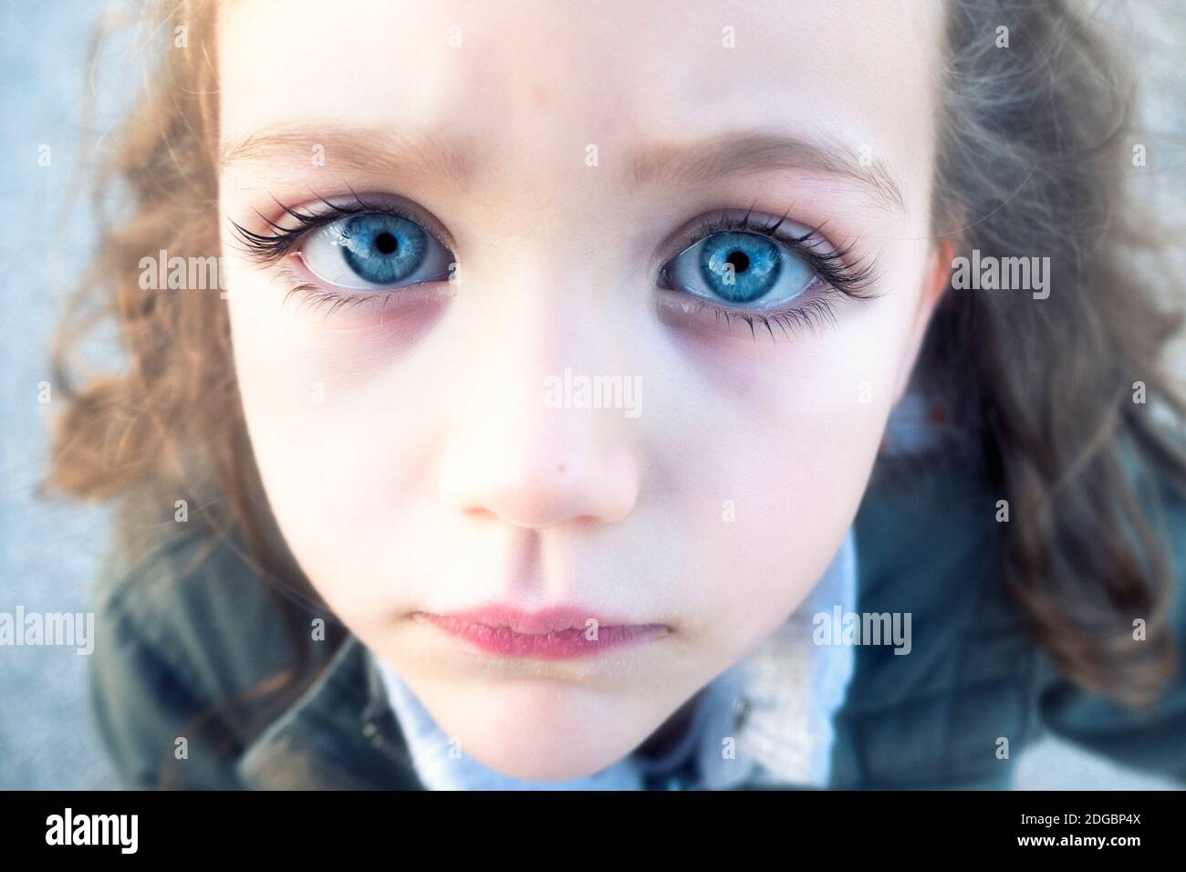 Primo piano Ritratto di una bella ragazza con occhi blu piercing Foto Stock