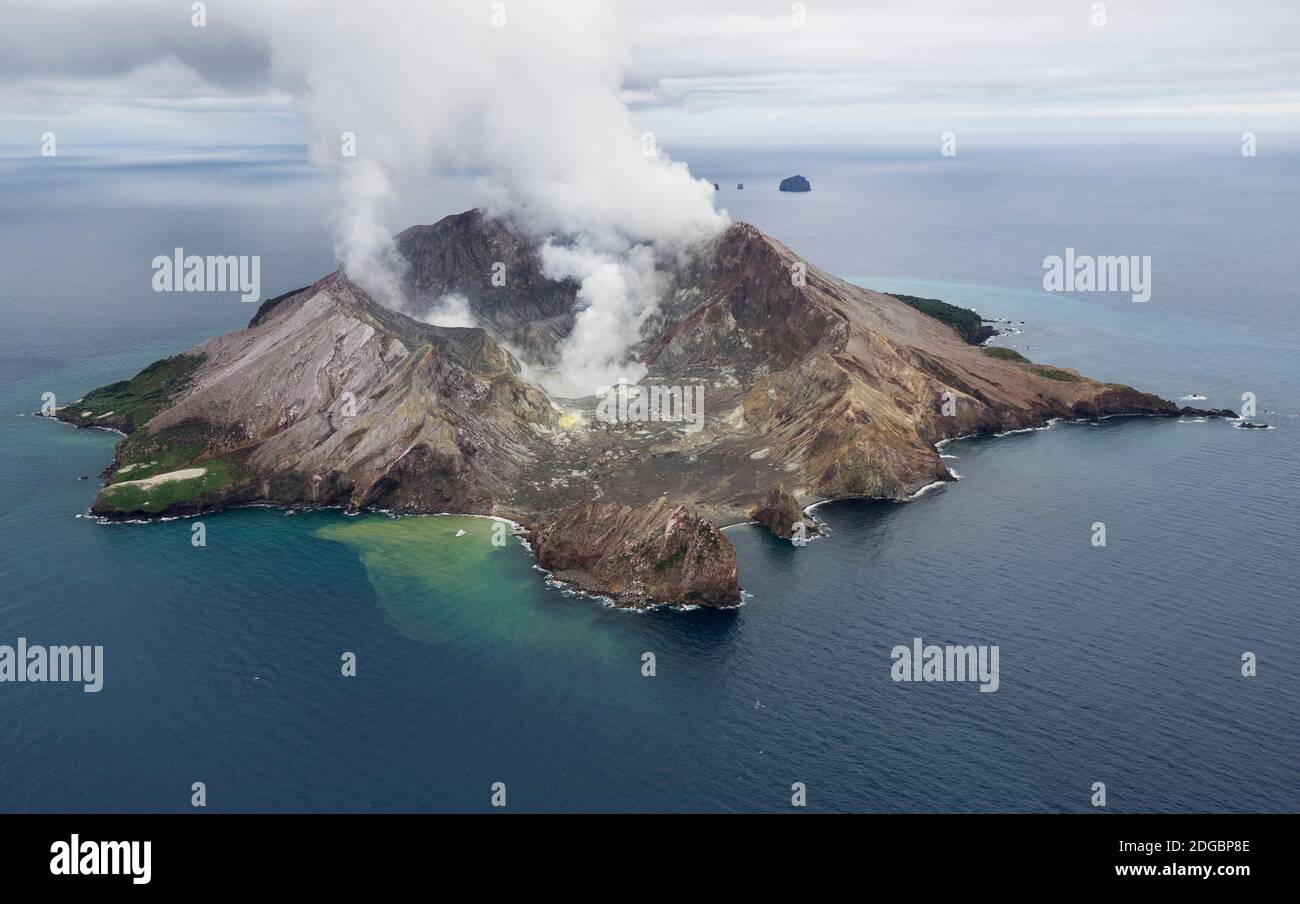 Vista elevata dell'isola vulcanica sul mare, White Island, Bay of Plenty, North Island, Nuova Zelanda Foto Stock