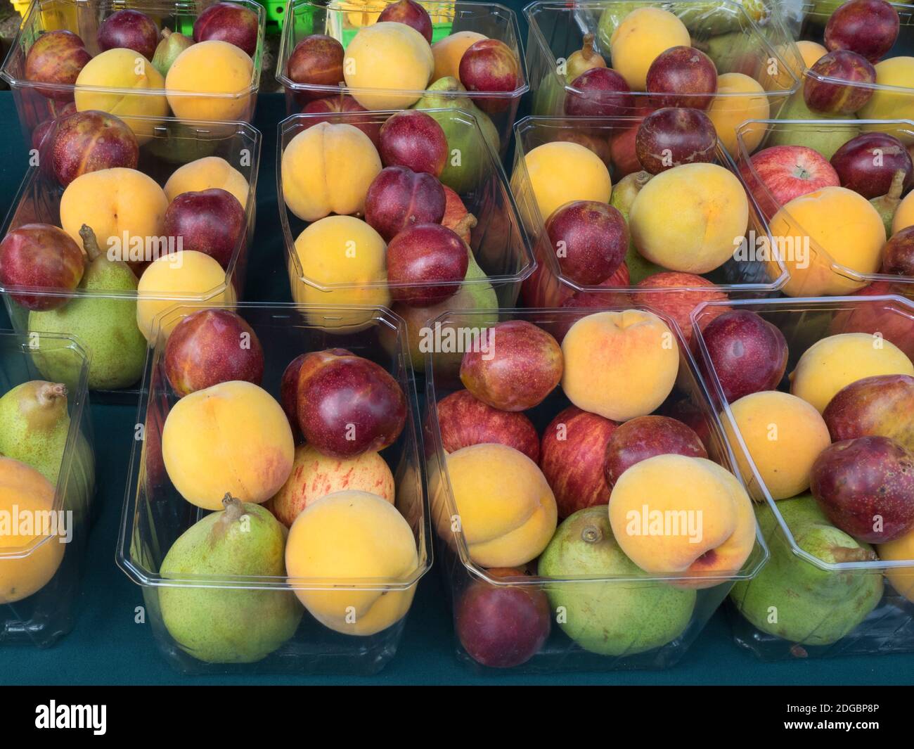 Frutta varie per la vendita al mercato di strada, Hawke's Bay, Hastings, Isola del Nord, Nuova Zelanda Foto Stock
