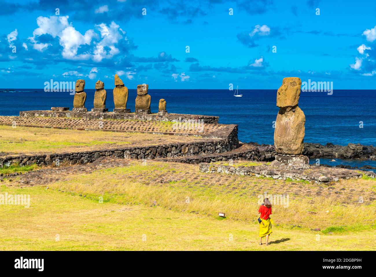Giovane donna pronta a scattare foto di Moai all'AHU Vai Uri Foto Stock