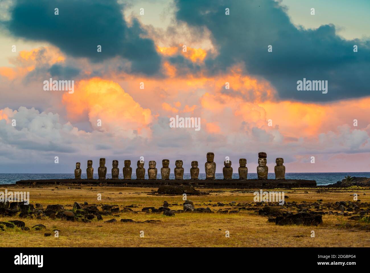 Vista dell'antico Moai di AHU Tongariki di Pasqua Isola Foto Stock
