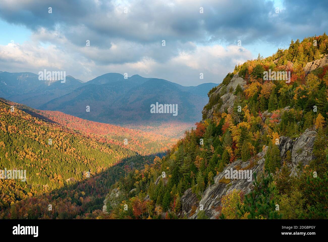 Vista panoramica degli alberi sulle montagne, Great Range, Giant Mountain, Adirondack Mountains state Park, New York state, USA Foto Stock