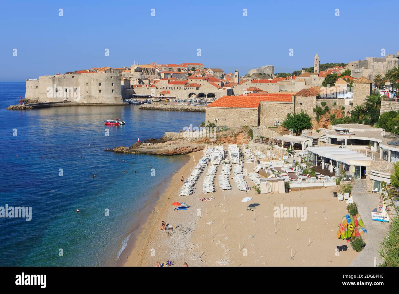 Spiaggia di Banje (Plaža Banje) a Dubrovnik, Croazia in una bella mattina  estiva Foto stock - Alamy