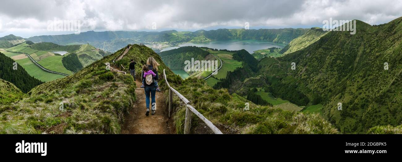 Vista posteriore di escursionista femminile su Sete Cidades Caldara, Sao Miguel Island, Azzorre, Portogallo Foto Stock
