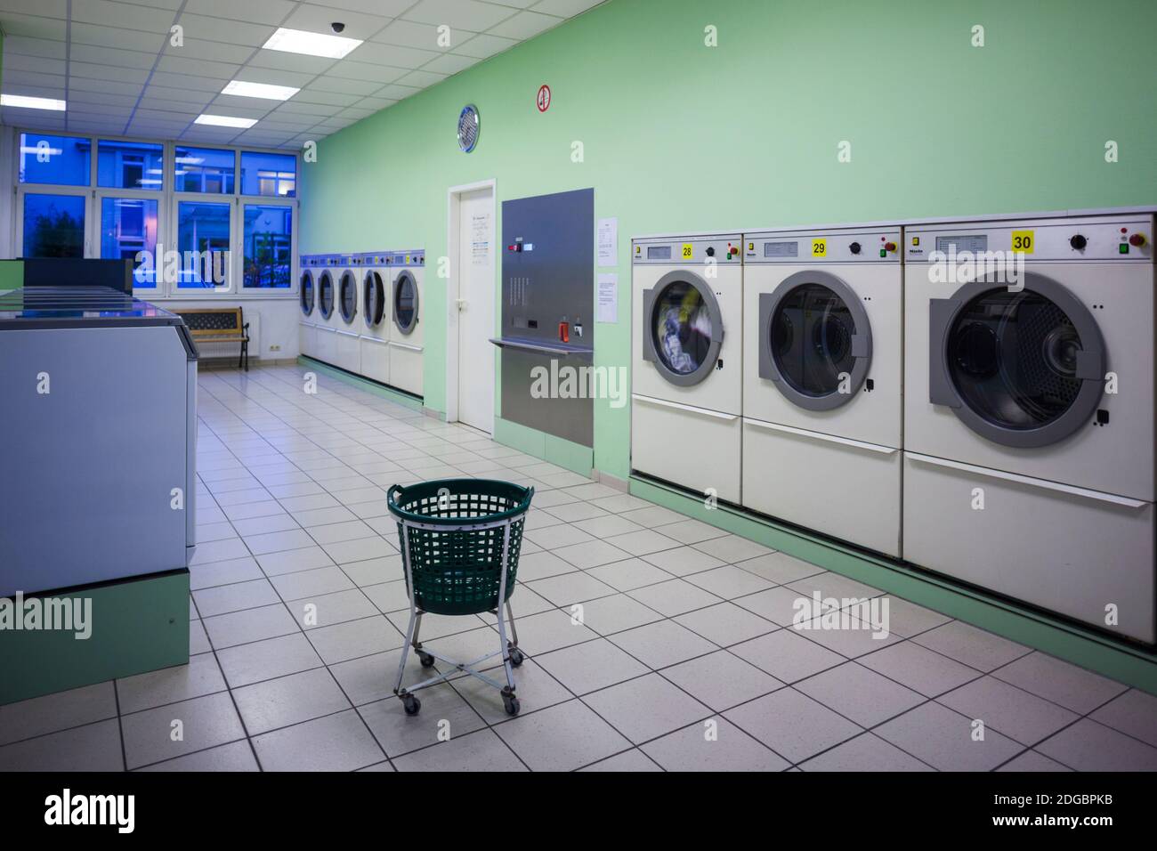 Interno di lavanderia self-service, Darmstadt, Assia, Germania Foto Stock