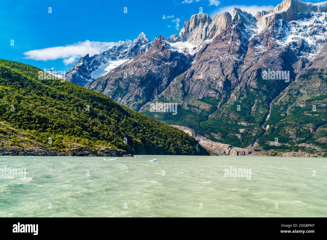 Vista sulla bellissima montagna innevata sulla riva del lago Grigio Foto Stock