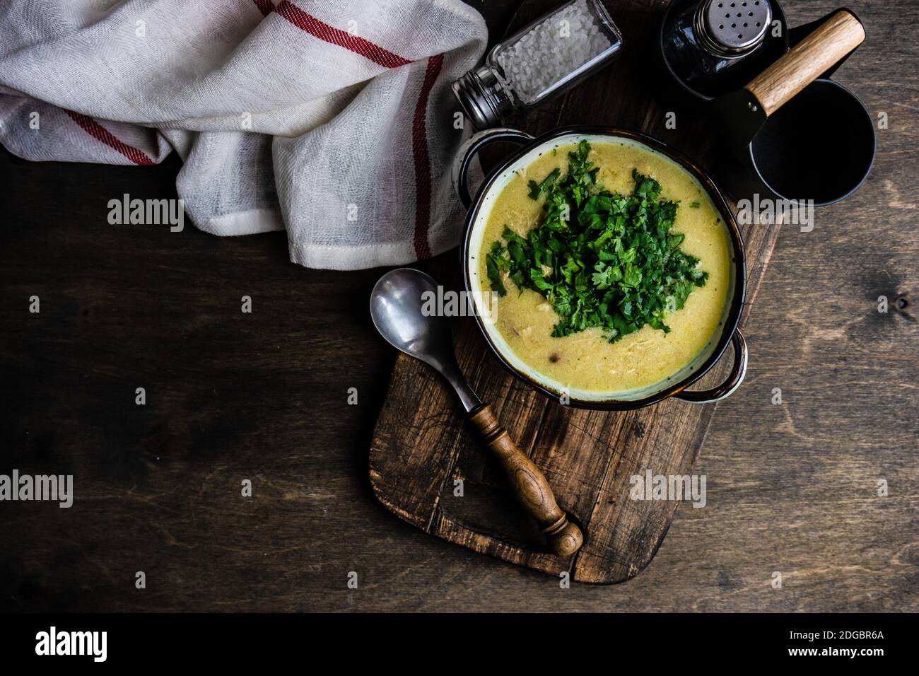 Tradizionale zuppa di pollo georgiana con coriandolo fresco Foto Stock