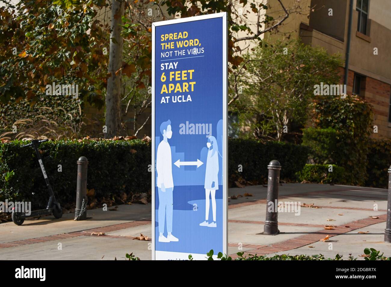 Segnaletica sul campus dell'UCLA in riferimento al romanzo "Coronavirus" scoppiato martedì 8 dicembre 2020 a Los Angeles. (Dylan Stewart/immagine dello sport) Foto Stock