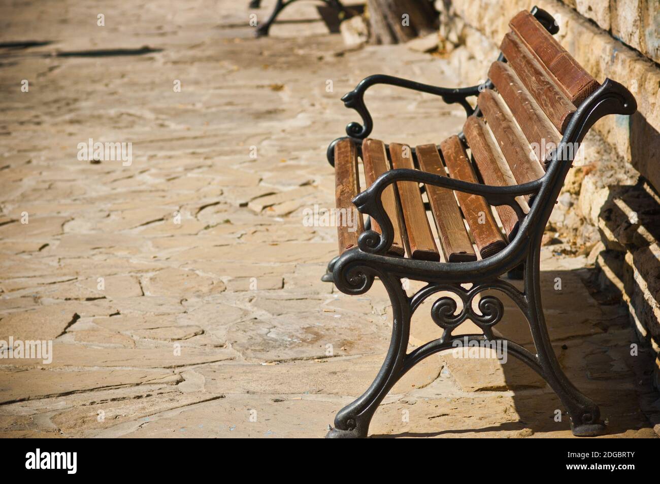 Panca nella città vecchia Foto Stock