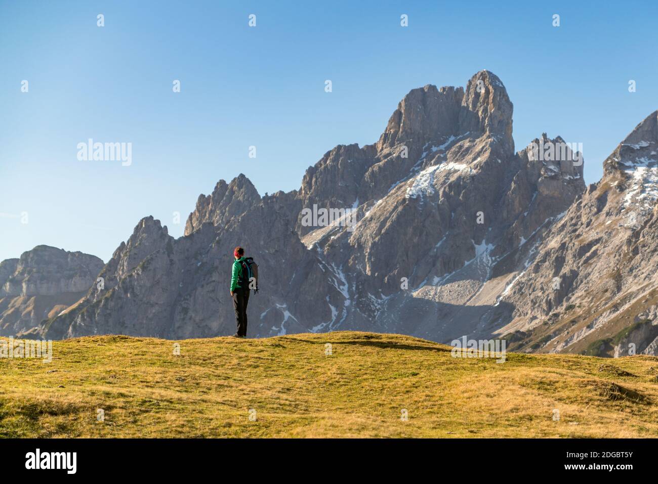 Donna che gode la vista sul paesaggio alpino in autunno, Filzmoos, Salisburgo, Austria Foto Stock
