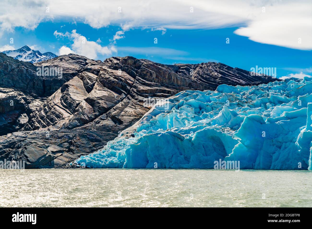 Vista sul bellissimo Iceberg blu di Glacier Grey ON Lago Grey con montagna di roccia Foto Stock