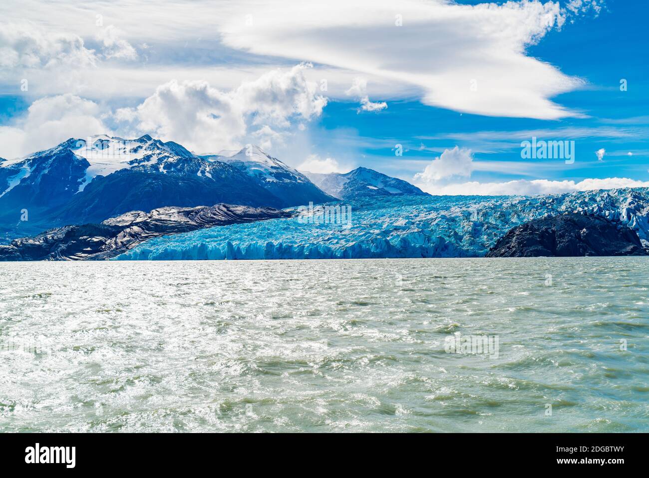 Vista sul maestoso ghiaccio blu di Glacier Grey ON Le acque del Lago Grey a Torres del Paine National Foto Stock